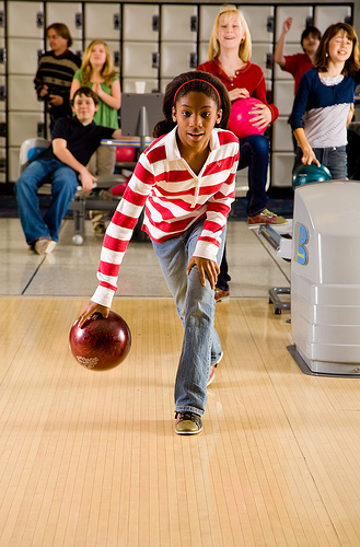 Aller au bowling avec un enfant : c'est possible ! - Youthmedia